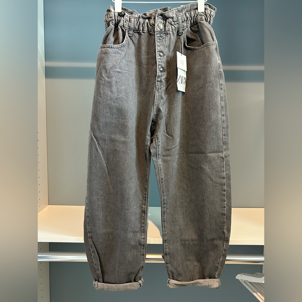 NWT Zara jeans. Button front. Grey. Size 10. Baggy fit. Brand new !!